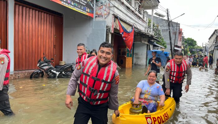 Banjir di Cengkareng, Polisi Evakuasi Warga yang Terjebak