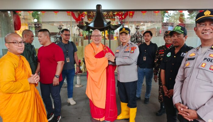 Kebersamaan di Imlek: Polisi dan Warga Bersinergi Amankan Perayaan di Cengkareng
