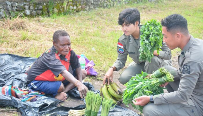 Peduli Perekonomian Lokal, Polisi Belanja Langsung dari Mama-Mama Papua di Mimika