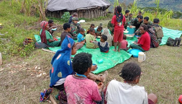 Kehangatan dan Kebersamaan Satgas 323 Buaya Putih Kostrad Bersama Masyarakat