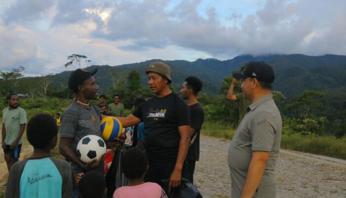 Satgas Ops Damai Cartenz Pererat Hubungan dengan Pemuda Lewat Dukungan Olahraga