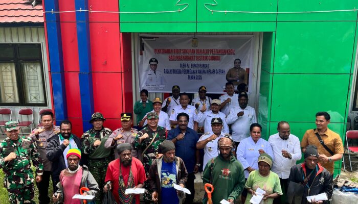 Tingkatkan Ketahanan Pangan, Satgas Yonif 323 Buaya Putih Kostrad Bagikan Bibit dan Alat pertanian Kecil