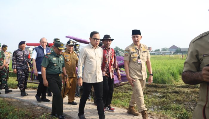 Tinjau Panen Raya di Kabupaten Bangkalan, Wamendagri Bima Arya Optimistis Swasembada Pangan Dapat Terwujud