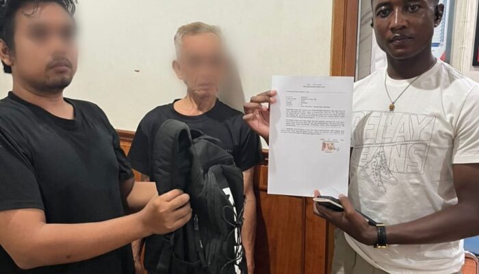 Laptop Hilang Saat Tidur di KRL, WNA Afrika Puji Kepolisian Polsek Tambora Yang Berhasil Mengembalikan Barang Miliknya