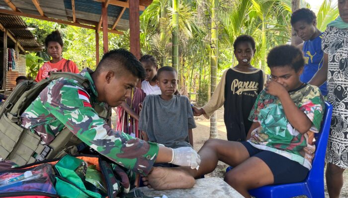 Menjalin Hubungan Persaudaraan, Satgas Yonif 131/BRS Berikan Pelayanan Kesehatan di Kampung Mosso