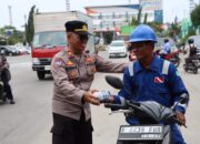 Berbagi Kebahagiaan, Kasatbinmas Bagikan Makanan Siap Santap