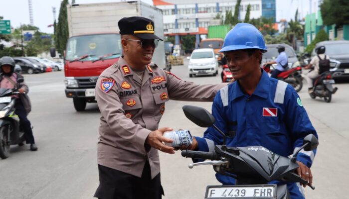 Berbagi Kebahagiaan, Kasatbinmas Bagikan Makanan Siap Santap