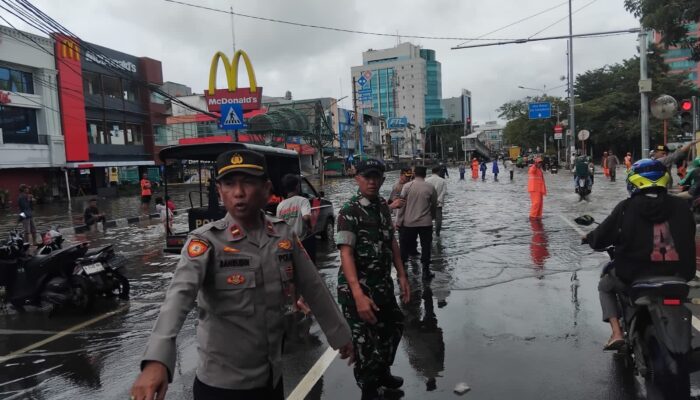 Respons Cepat Kapolsek Kebon Jeruk: Tinjau Wilayah Banjir dan Pastikan Keamanan Warga