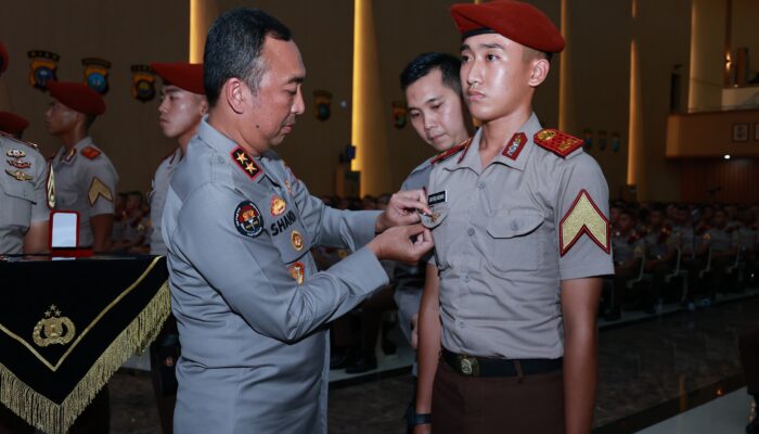 Kadivhumas Berikan Pin Brivet Kepada 10 Taruna Akpol Dengan Nilai Sertifikasi Kehumasan Terbaik