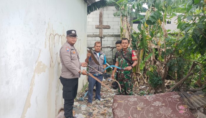 Bhabinkamtibmas dan Babinsa Desa Pasirsari Amankan 5 Bilah Senjata Tajam Diduga untuk Aksi Tawuran