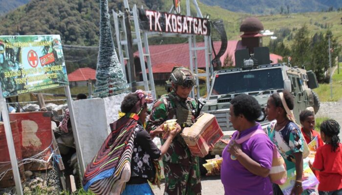 Prajurit Yonif 323 Buaya Putih Kostrad Berbagi Kebaikan di Tanah Papua