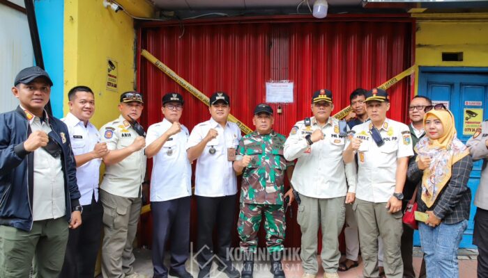 Satpol PP Segel Dua Tempat Usaha Tidak Berizin di Kelurahan Bungur