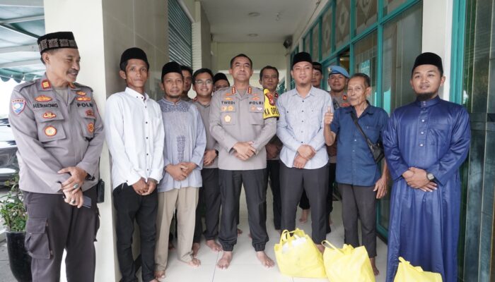 Safari Ramadhan, Kapolres Metro Jakarta Barat Shalat Dzuhur Bersama Warga di Masjid Jami Al Ikhwan