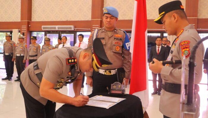 Kapolres Metro Bekasi Pimpin Sertijab Wakapolres: AKBP Saufi Salamun Serahkan Tugas kepada AKBP Apri Fajar Hermanto