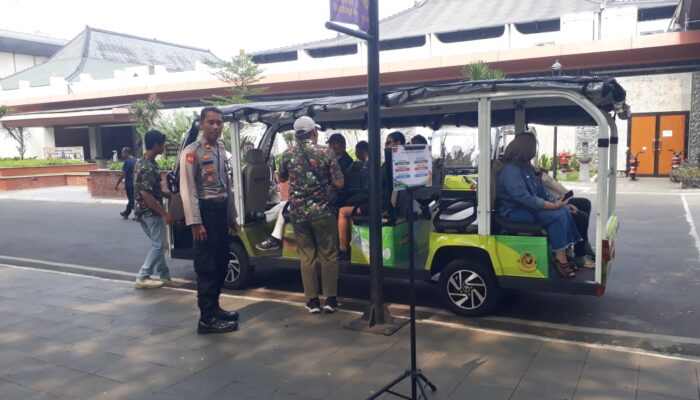 Akhir Pekan di TMII, Ribuan Pengunjung Nikmati Wahana dan Suasana Cerah