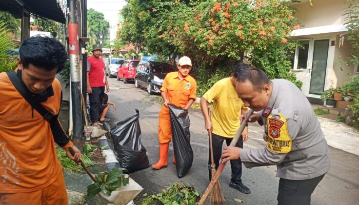 Warga Kenari Kerja Bakti, Polisi Turun Langsung Pantau Lingkungan