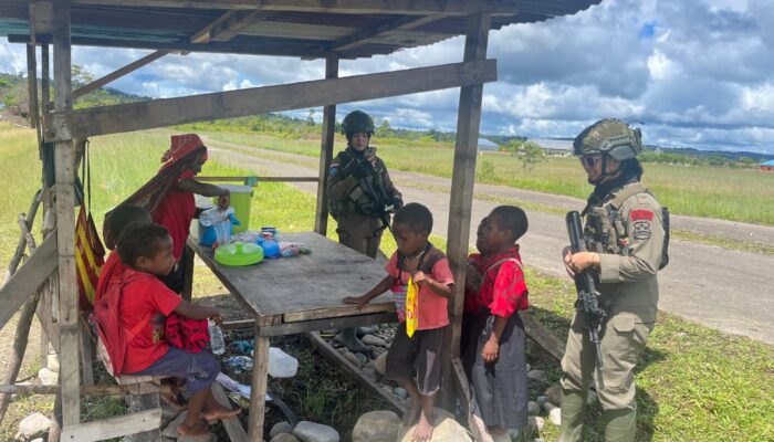 Patroli Dialogis Ops Damai Cartenz Sapa Anak-anak di Distrik Kenyam, Nduga