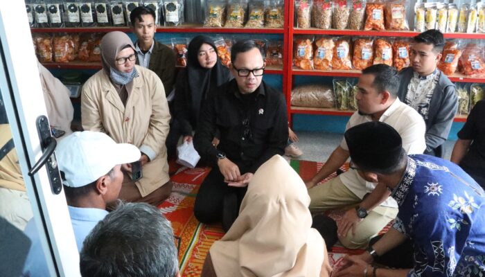 Wamendagri Bima Apresiasi Sentra Pengolahan Bawang Goreng Kabupaten Solok yang Akan Bermitra dengan Kopdes