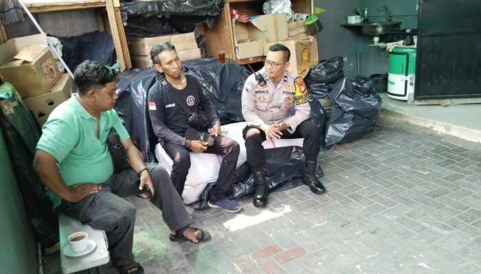 Bhabinkamtibmas Cempaka Putih Timur Gencarkan Sambang Dialogis untuk Jaga Keamanan Warga
