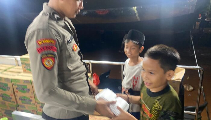Polisi Gelar Dapur Lapangan untuk Pengungsi Korban Kebakaran di Kapuk Muara