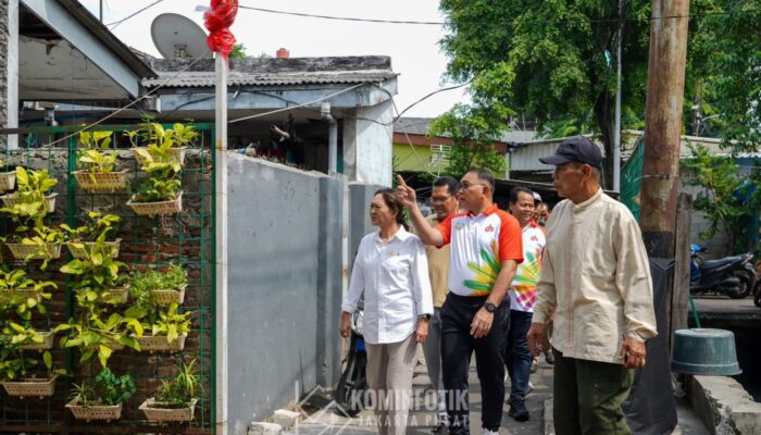 Wali Kota Jakpus Dampingi Happy Djarot Tinjau Bedah Rumah di Tanah Tinggi