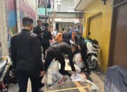 Brimob Polda Metro Jaya Bersama Warga Gelar Kerja Bakti Pasca Kebakaran di Kwitang