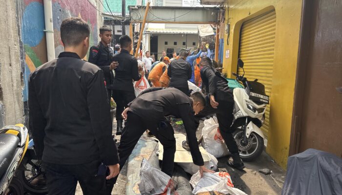 Brimob Polda Metro Jaya Bersama Warga Gelar Kerja Bakti Pasca Kebakaran di Kwitang