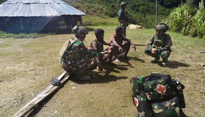 Satgas TNI Tembus Honai Warga Kampung Wombru, Beri Pelayanan Kesehatan Gratis di Tengah Pegunungan Puncak