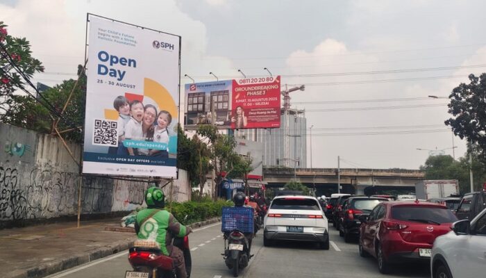 Reklame Liar Tumbuh di Atas Trotoar, Mengancam Keselamatan Pejalan Kaki yang Mendekati Walikota Jakbar