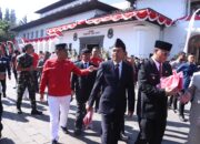 Semarakkan HUT Ke-80 Kemerdekaan RI, Dirjen Polpum Bahtiar dan Gubernur KDM Bagikan Bendera kepada Warga Jabar