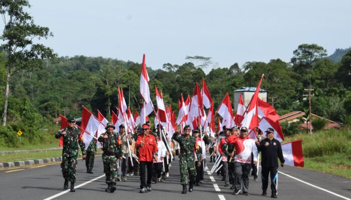 Satgas Pamtas RI-Malaysia Yonarhanud 1 Kostrad Gelar Napak Tilas Bersama Masyarakat Sajingan Besar Peringati HUT RI ke-80
