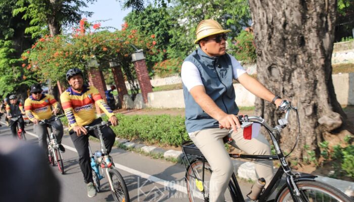 Sambil Gowes Sepeda, Wali Kota Jakpus Monitor Tiga Lokasi