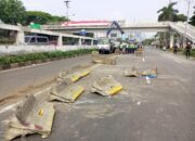 Massa Aksi Rusak Pagar Kawat DPR dan Robohkan Separator Busway, Polisi Ingatkan Tetap Tertib