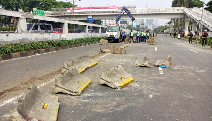 Massa Aksi Rusak Pagar Kawat DPR dan Robohkan Separator Busway, Polisi Ingatkan Tetap Tertib