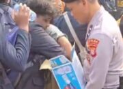 Humanis, Polisi Bagikan Air Pada Massa Aksi Unjuk Rasa di DPR