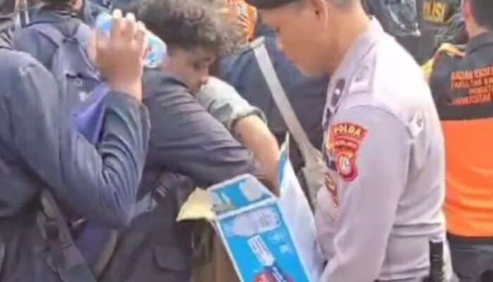 Humanis, Polisi Bagikan Air Pada Massa Aksi Unjuk Rasa di DPR