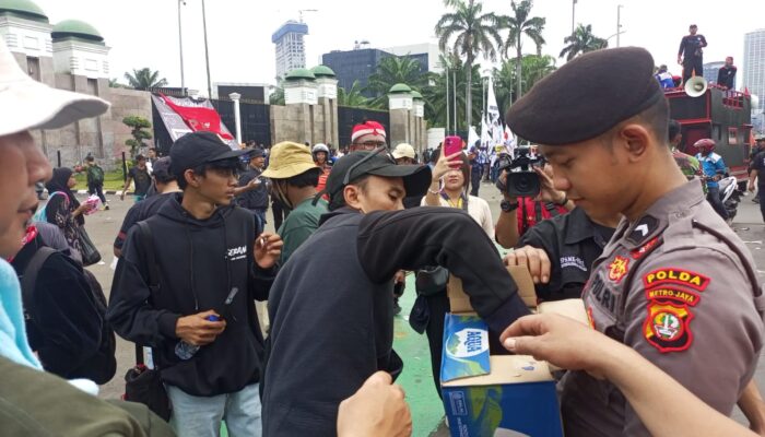 Polisi Melayani dengan Hati, Bagikan Air dan Roti kepada Massa Aksi