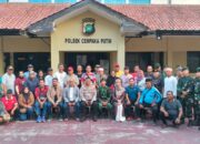 Warga Cempaka Putih Bersatu Jaga Keamanan, Berikan Makanan dan Bunga untuk TNI-Polri