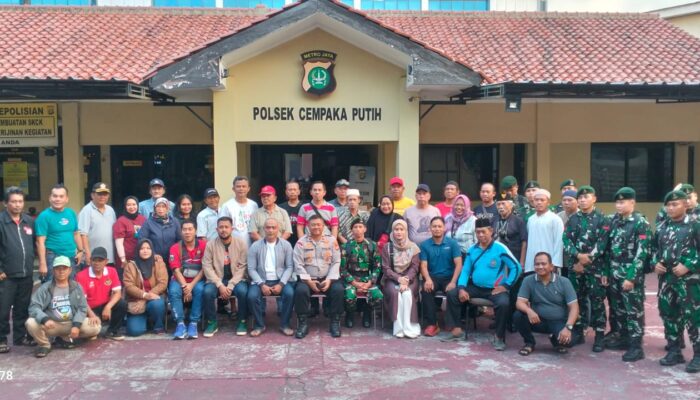 Warga Cempaka Putih Bersatu Jaga Keamanan, Berikan Makanan dan Bunga untuk TNI-Polri