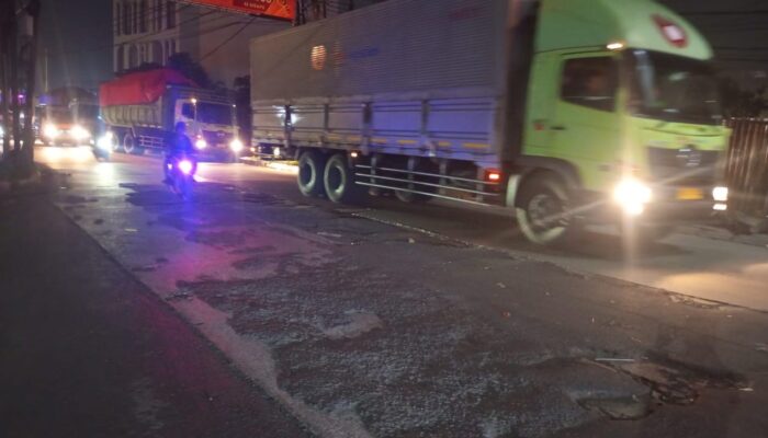 Warga Keluhkan Jalanan Rusak Tanpa Penerangan di Jalan Benda Raya Tangerang