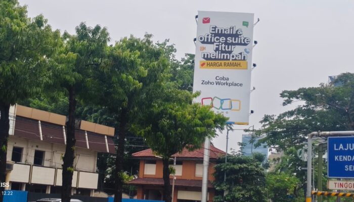 Reklame Tak Berijin yang Dibekingi Oknum dan Merugikan Pajak Daerah Berdiri Kokoh di Jakarta Barat