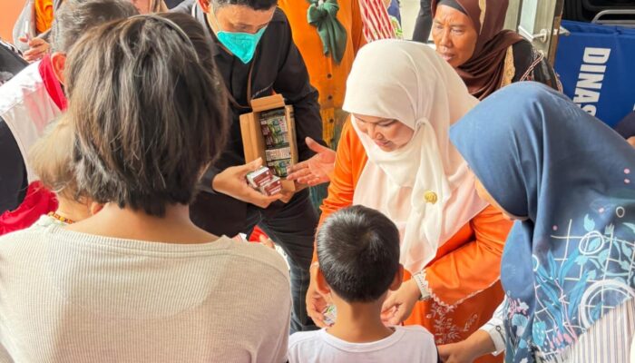 Anggota Komisi A DPRD DKI, Inad Luciawaty Kunjungi Tempat Pengungsian Korban Kebakaran Tangki