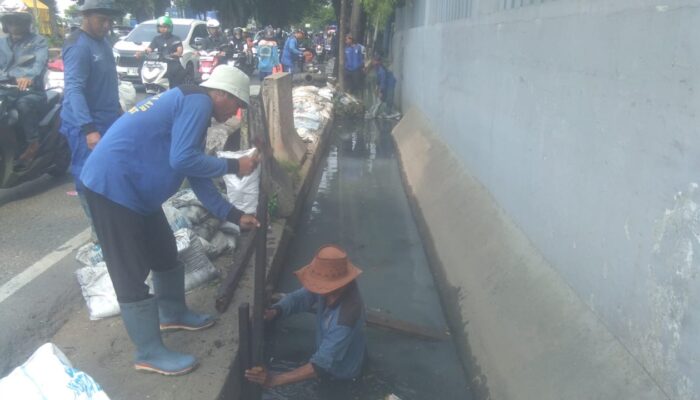 Warga Dukung Pasukan Biru SDA Benahi Saluran Air Di Jalan Daan Mogot Cengkareng