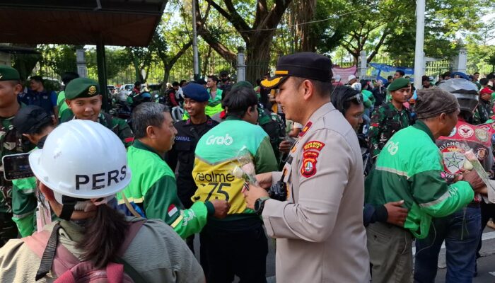 Jaga Jakarta Lewat Aksi Damai, Ojol Bagikan Ribuan Mawar ke TNI-Polri di Monas