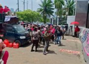 Polwan Polda Metro Bagikan Air Mineral ke Massa Aksi di Depan DPR/MPR