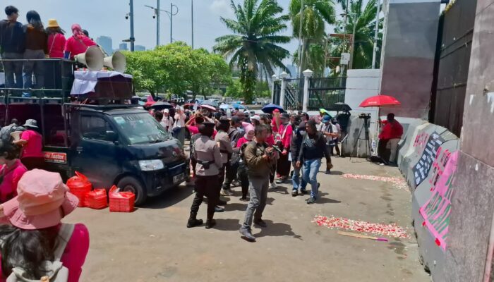 Polwan Polda Metro Bagikan Air Mineral ke Massa Aksi di Depan DPR/MPR
