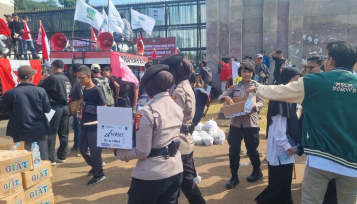 Polisi Bagikan Air Mineral kepada Massa Aksi di Depan Gedung DPR: Wujud Kepedulian dan Simpatik Polri