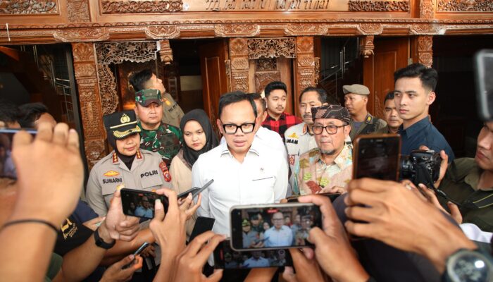 Rakor dengan Pemkab Cirebon, Wamendagri Bima Arya Tekankan Pentingnya Pemulihan Kondisi Pasca-Aksi Massa
