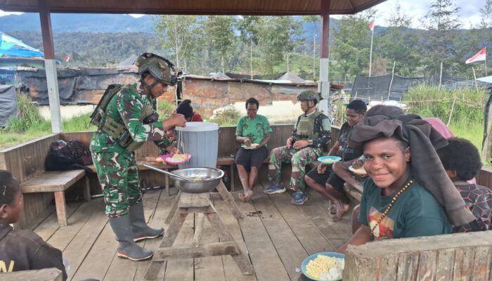 Makan Bareng di Ujung Negeri! Satgas Yonif 700/WYC dan Warga Eronggobak Pererat Kebersamaan di Meja Makan