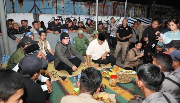 Aktivasi Siskamling, Wamen Bima Arya “Ronda” Bareng Wali Kota Bandung